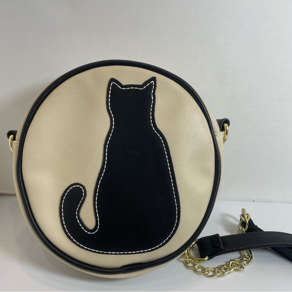OLIVIA MILLER ROUND SHAPED CAT THEME PURSE GOLD CHAIN & BLACK STRAP crossbody - Picture 2 of 11